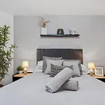 Chic Urban Haven - Luxurious City 2-Bedroom Retreat With Top Amenities - Sleeps 6