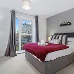 Chic Urban Haven - Luxurious City 2-Bedroom Retreat With Top Amenities - Sleeps 6