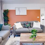 Chic Urban Haven - Luxurious City 2-Bedroom Retreat With Top Amenities - Sleeps 6