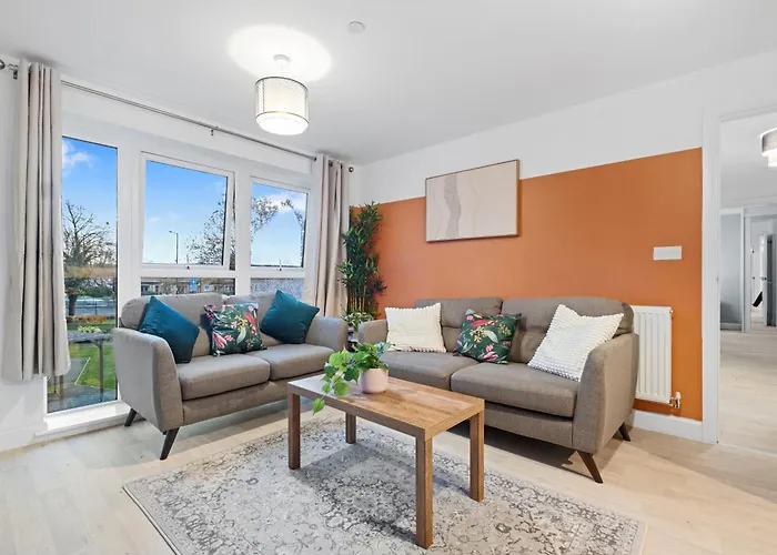 Chic Urban Haven - Luxurious City 2-Bedroom Retreat With Top Amenities - Sleeps 6