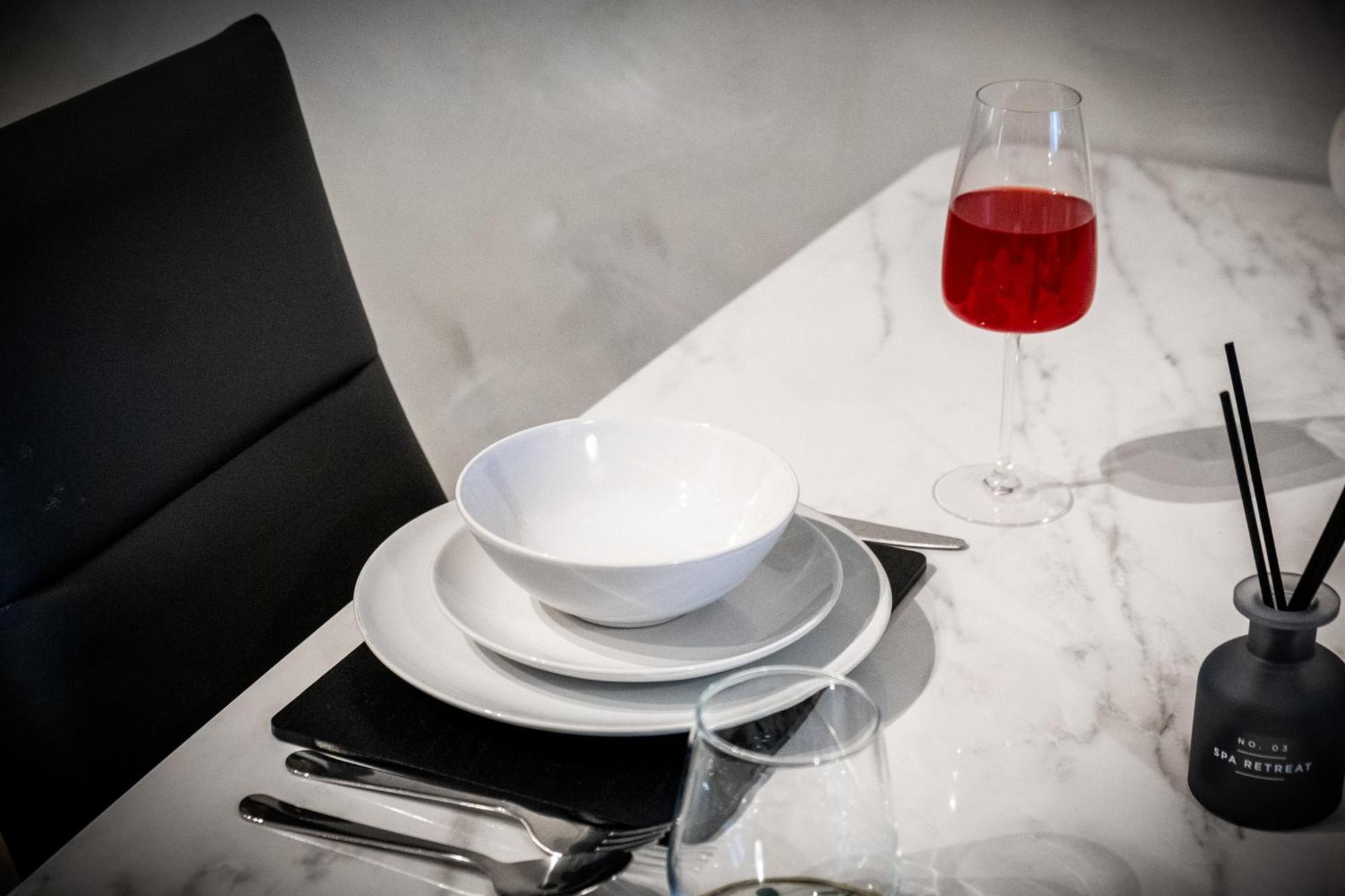 Apartment Chic Urban Haven - Luxurious City 2-bedroom Retreat With Top Amenities - Sleeps 6 *