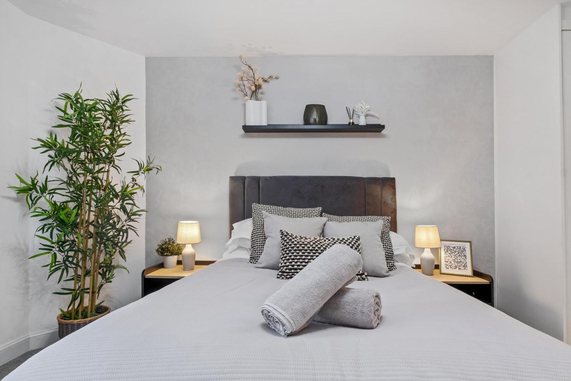Chic Urban Haven - Luxurious City 2-bedroom Retreat With Top Amenities - Sleeps 6 Birmingham