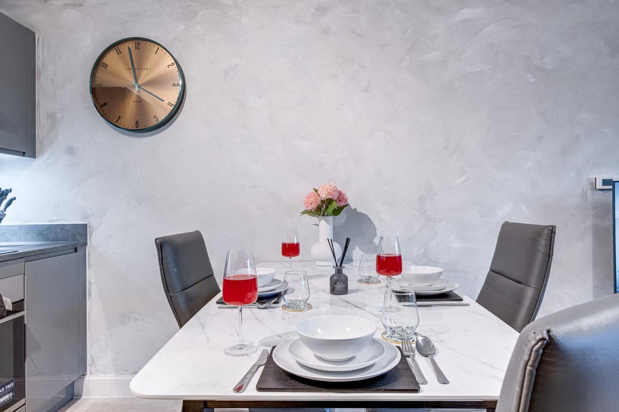 Apartment Chic Urban Haven - Luxurious City 2-bedroom Retreat With Top Amenities - Sleeps 6 *