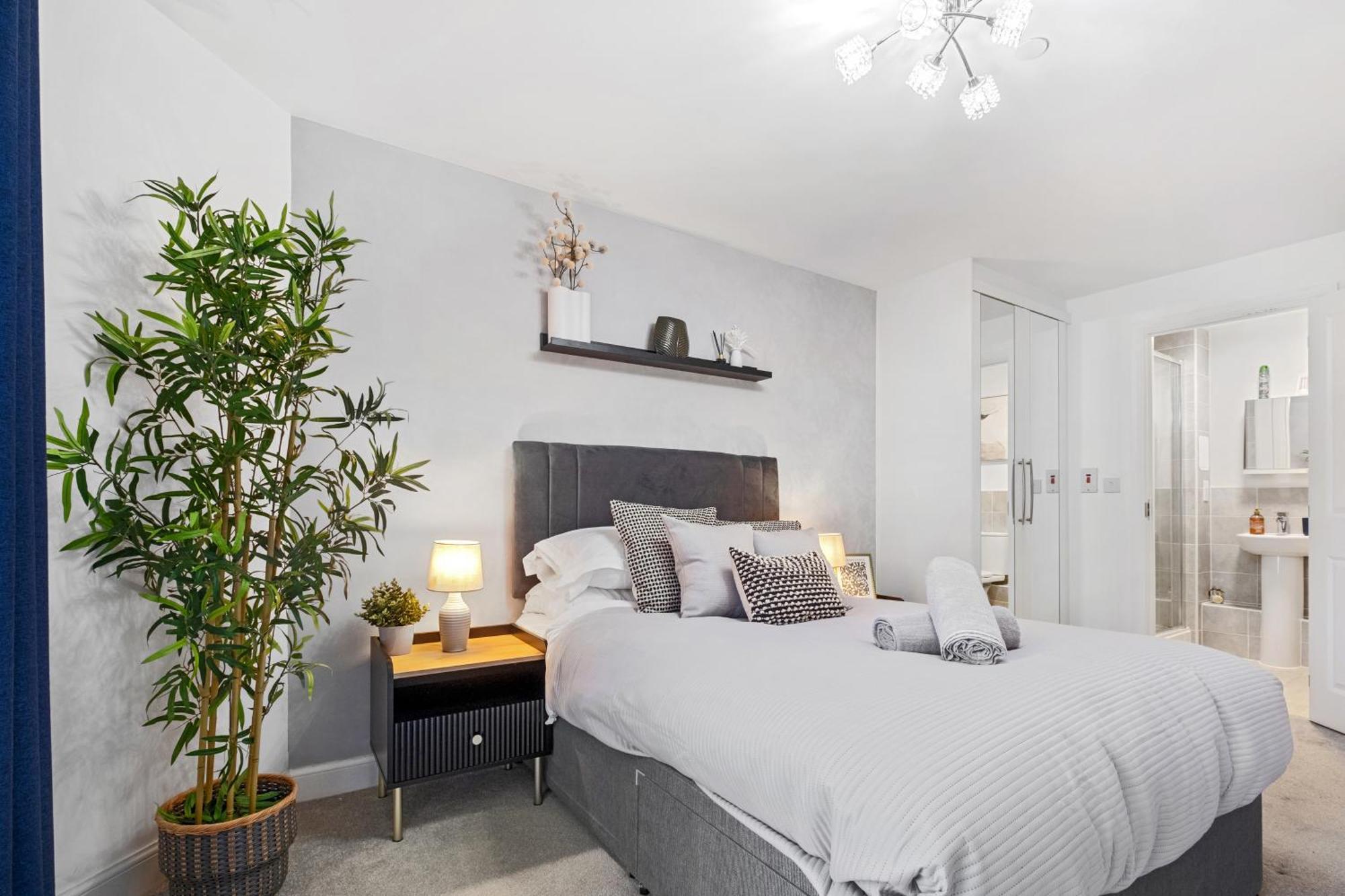 Chic Urban Haven - Luxurious City 2-bedroom Retreat With Top Amenities - Sleeps 6