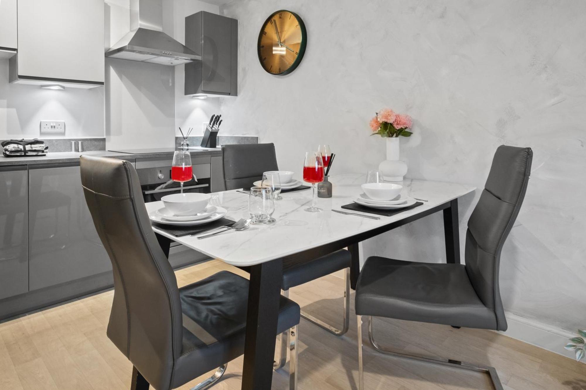 Apartment Chic Urban Haven - Luxurious City 2-bedroom Retreat With Top Amenities - Sleeps 6 *