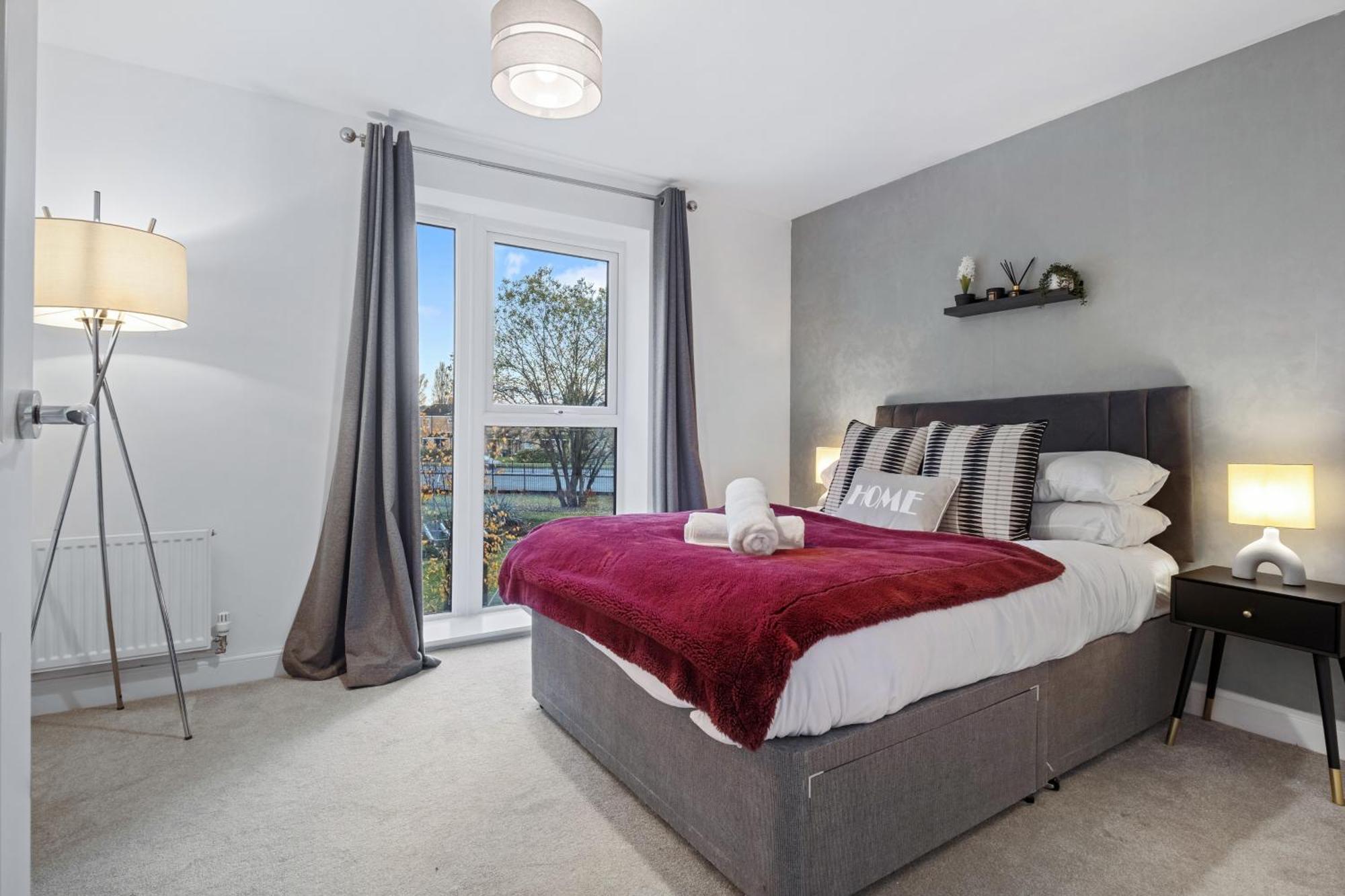 Chic Urban Haven - Luxurious City 2-bedroom Retreat With Top Amenities - Sleeps 6 *