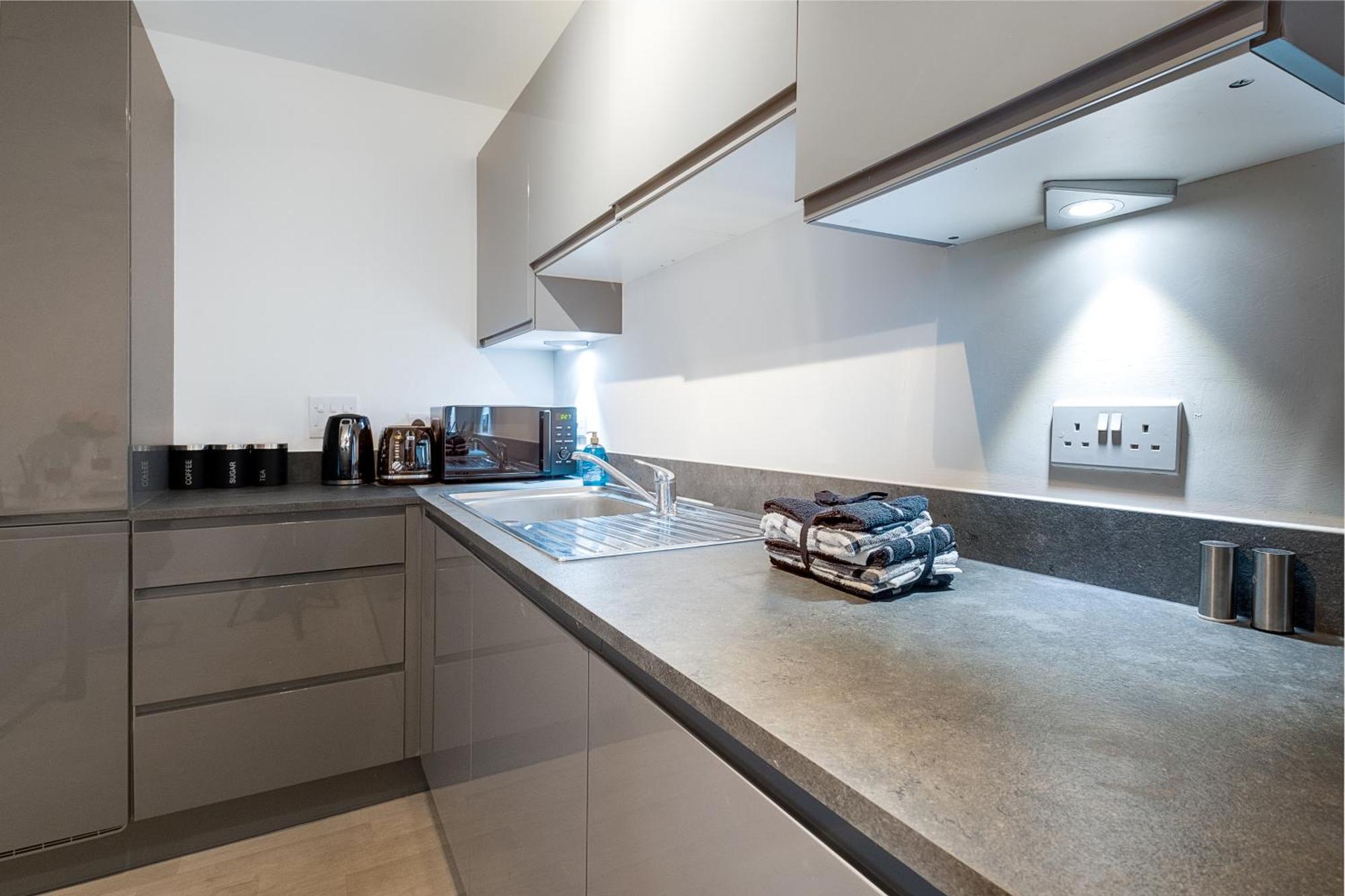 Chic Urban Haven - Luxurious City 2-bedroom Retreat With Top Amenities - Sleeps 6