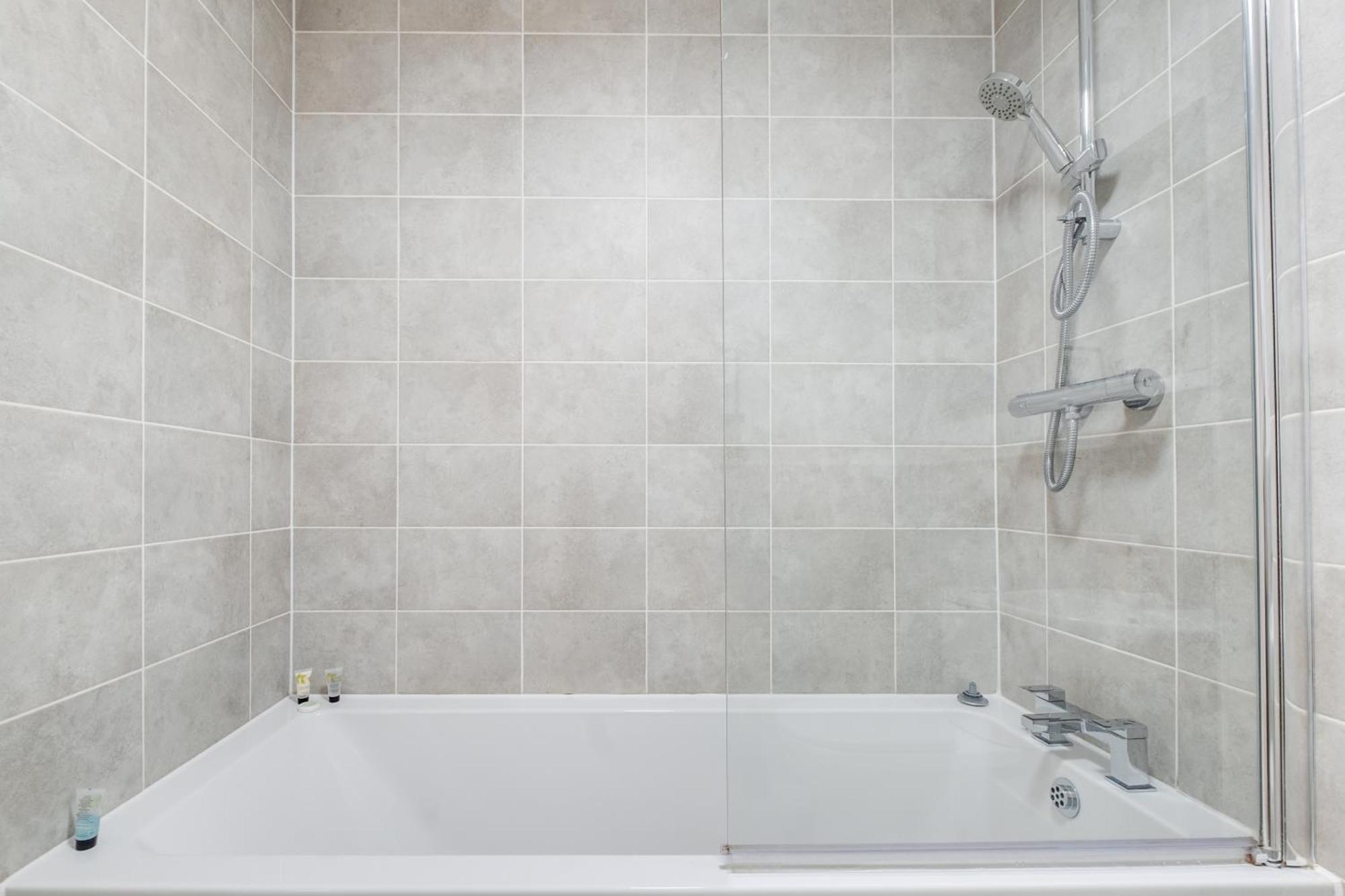 Chic Urban Haven - Luxurious City 2-bedroom Retreat With Top Amenities - Sleeps 6 Apartment