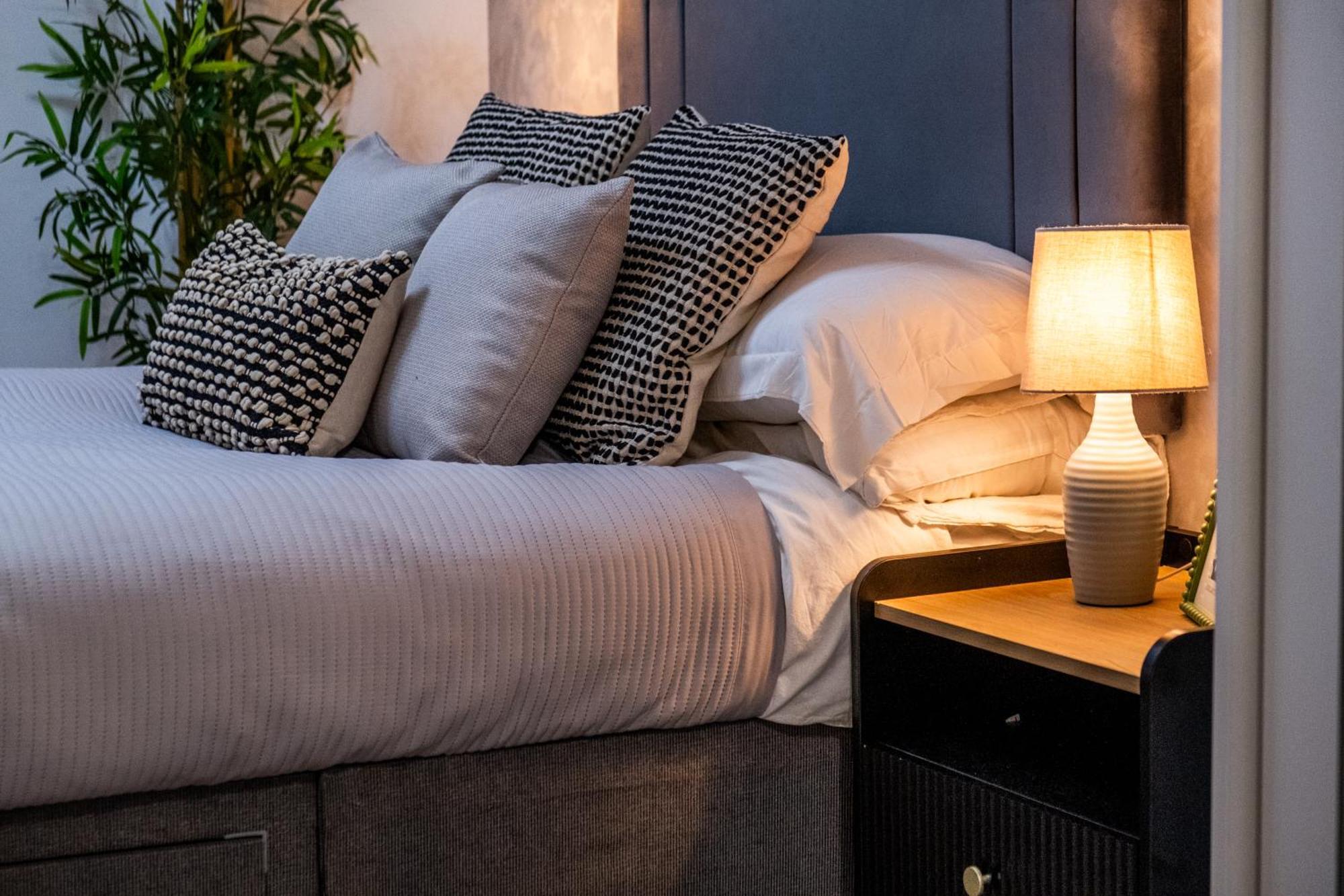 Chic Urban Haven - Luxurious City 2-bedroom Retreat With Top Amenities - Sleeps 6 Apartment *
