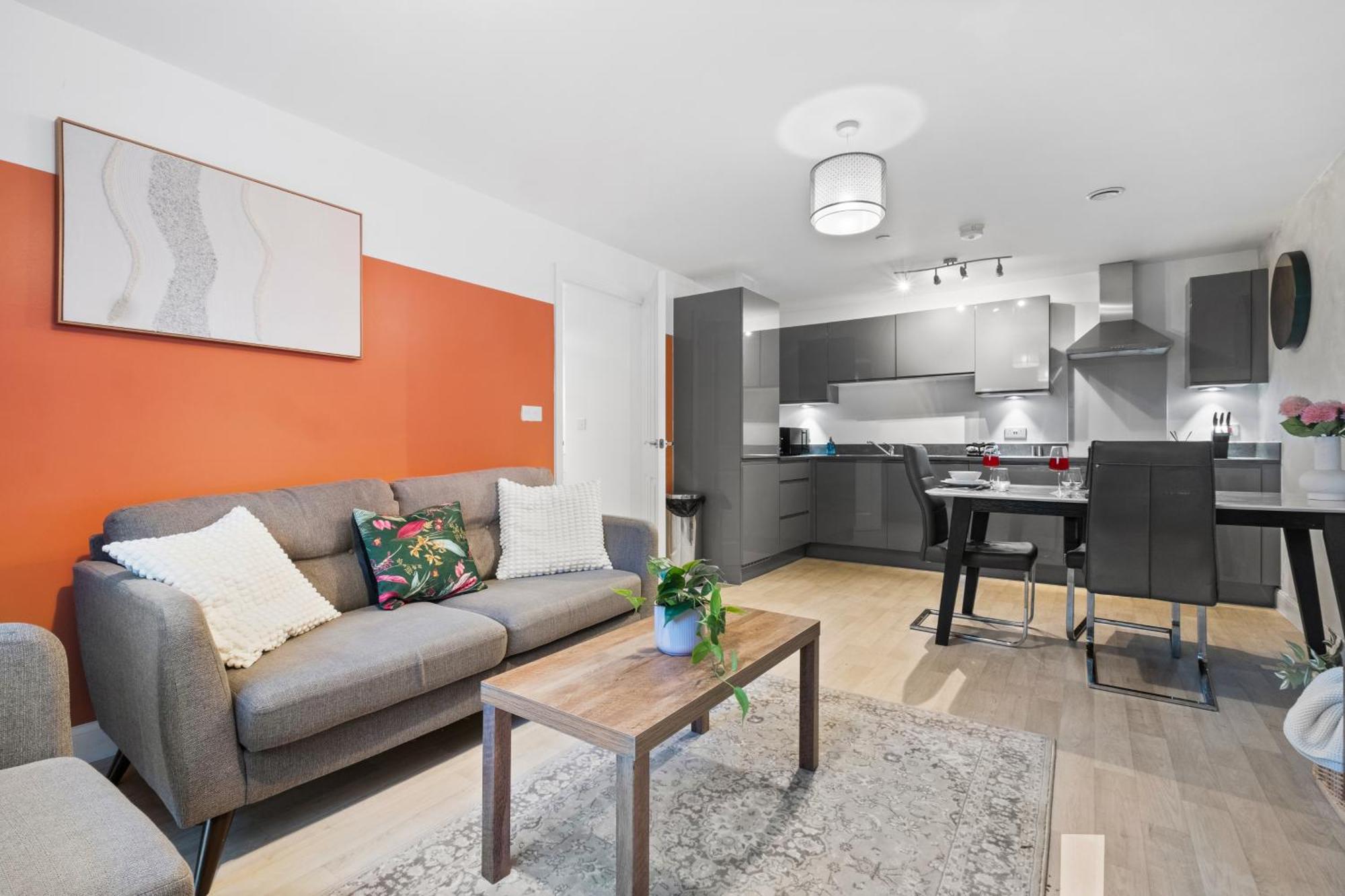 Chic Urban Haven - Luxurious City 2-bedroom Retreat With Top Amenities - Sleeps 6 *