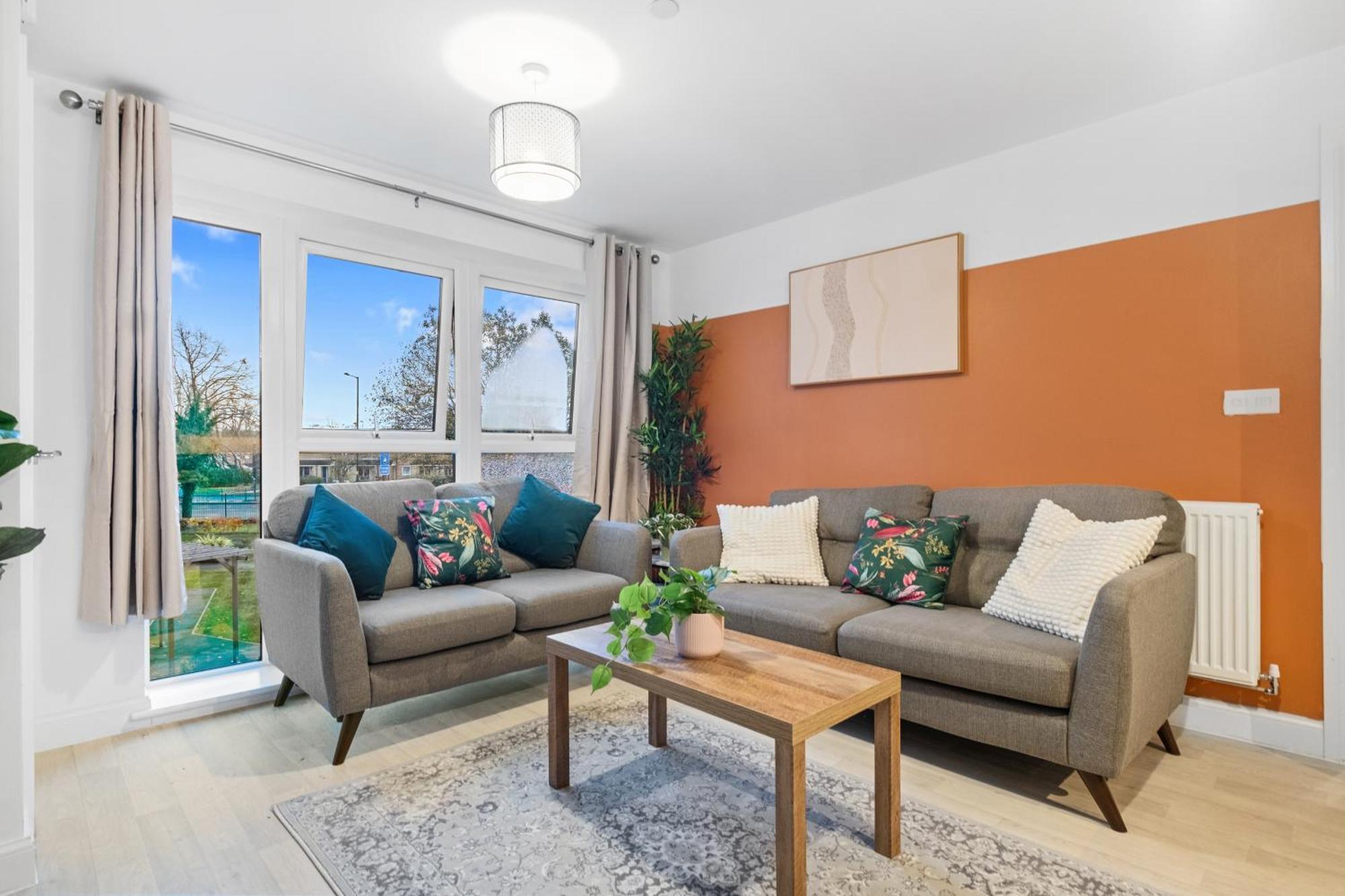Apartment Chic Urban Haven - Luxurious City 2-bedroom Retreat With Top Amenities - Sleeps 6