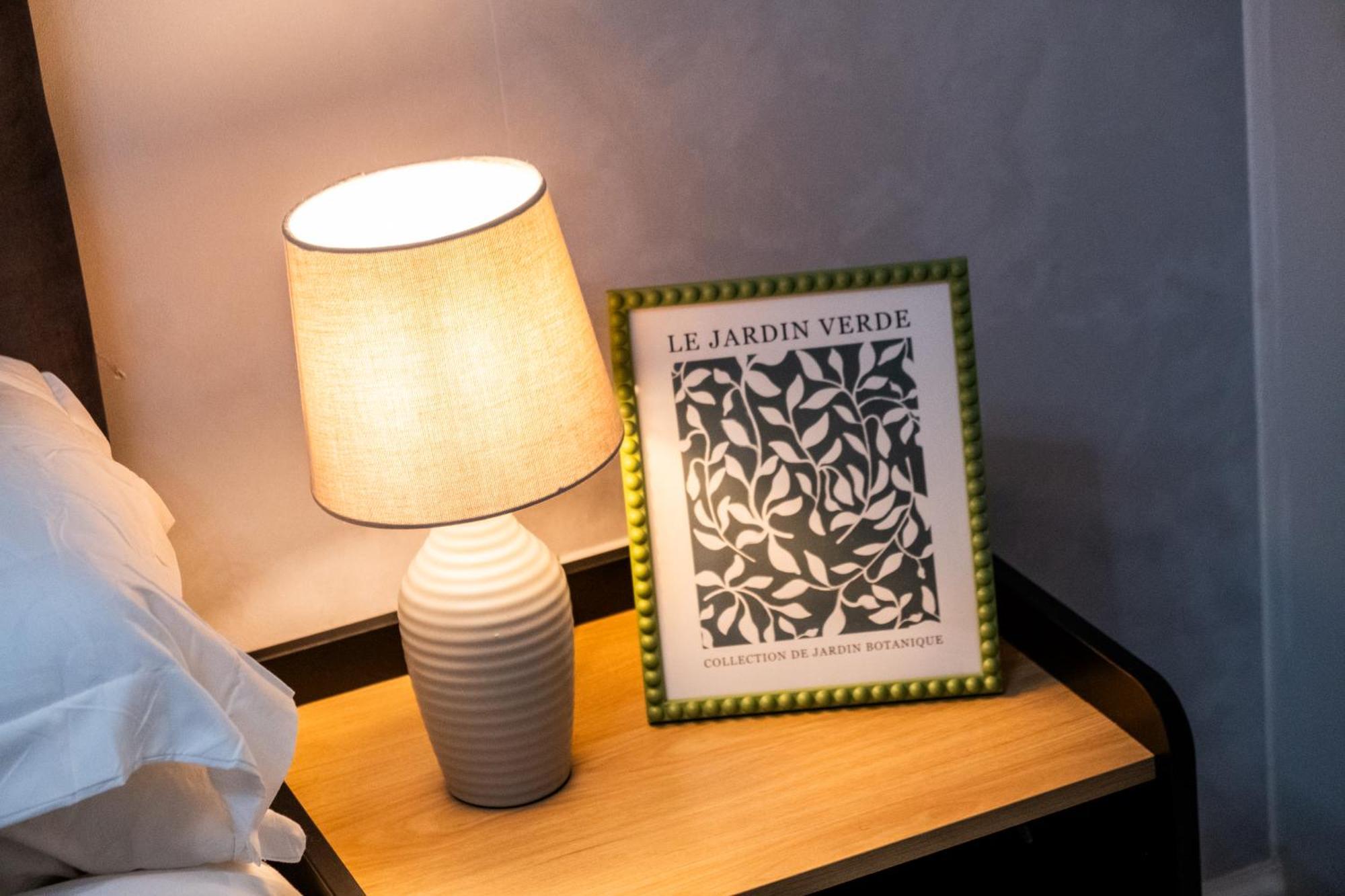 Chic Urban Haven - Luxurious City 2-bedroom Retreat With Top Amenities - Sleeps 6 Birmingham