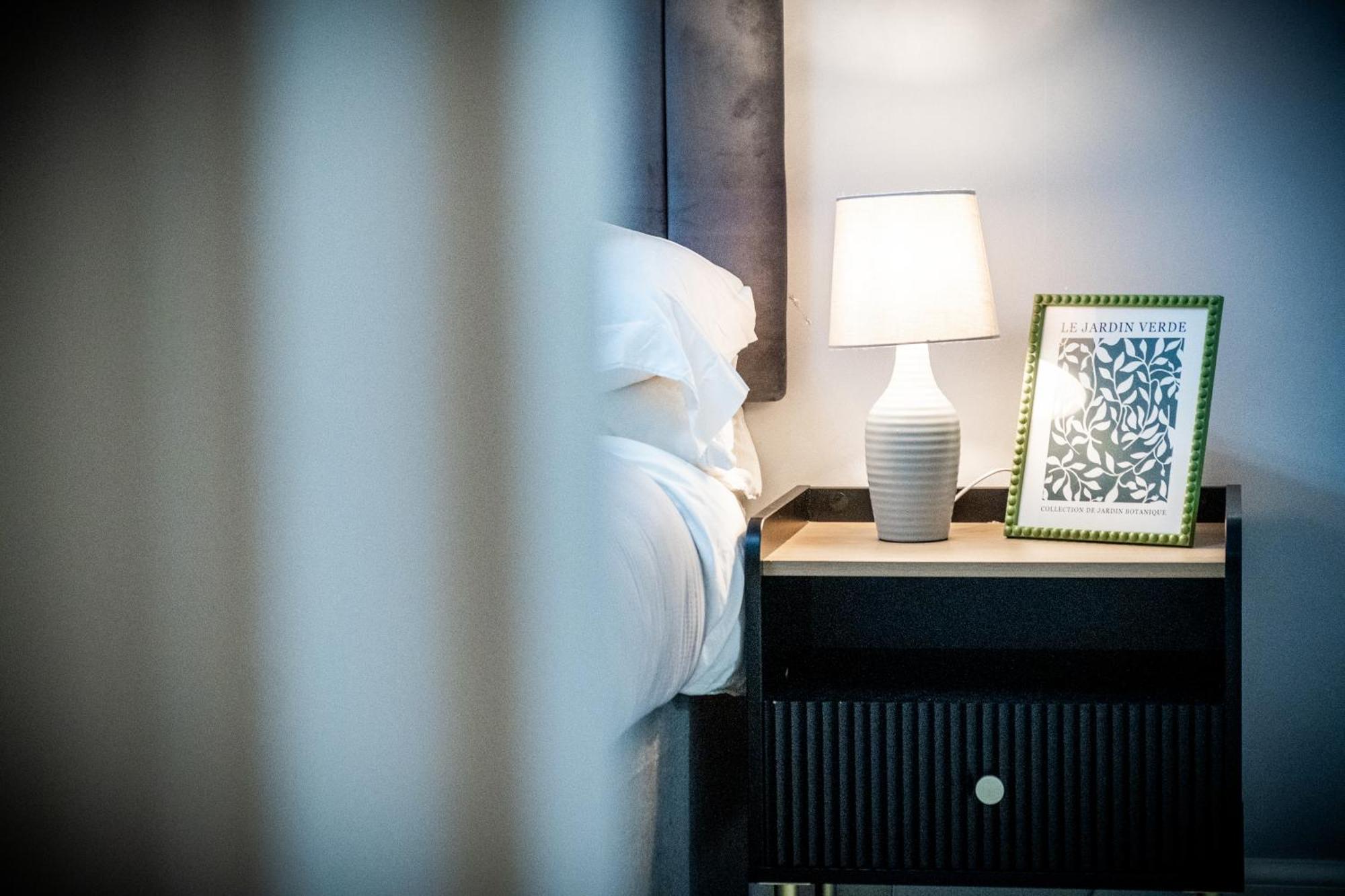 Chic Urban Haven - Luxurious City 2-bedroom Retreat With Top Amenities - Sleeps 6 Birmingham