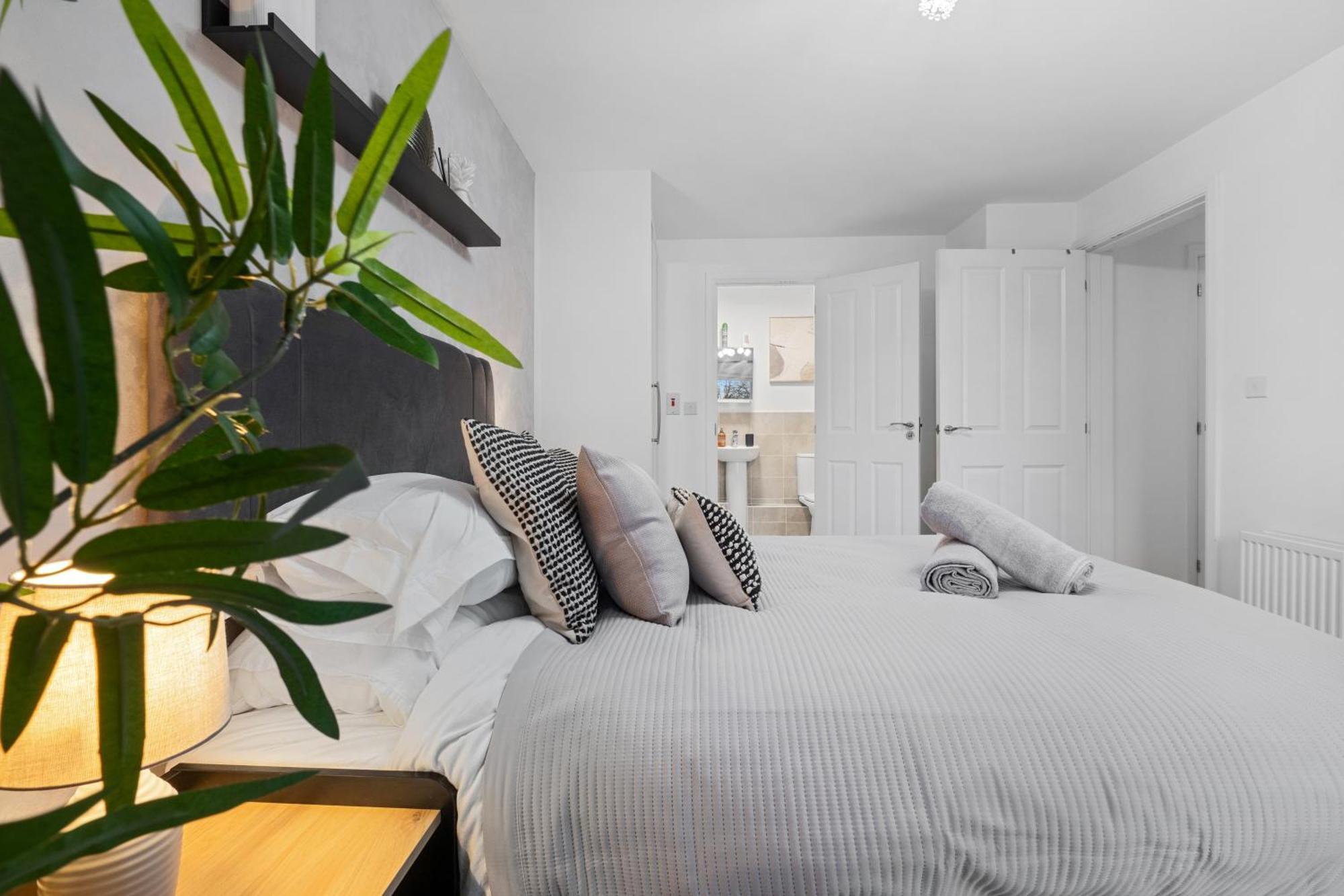 Apartment Chic Urban Haven - Luxurious City 2-bedroom Retreat With Top Amenities - Sleeps 6 *