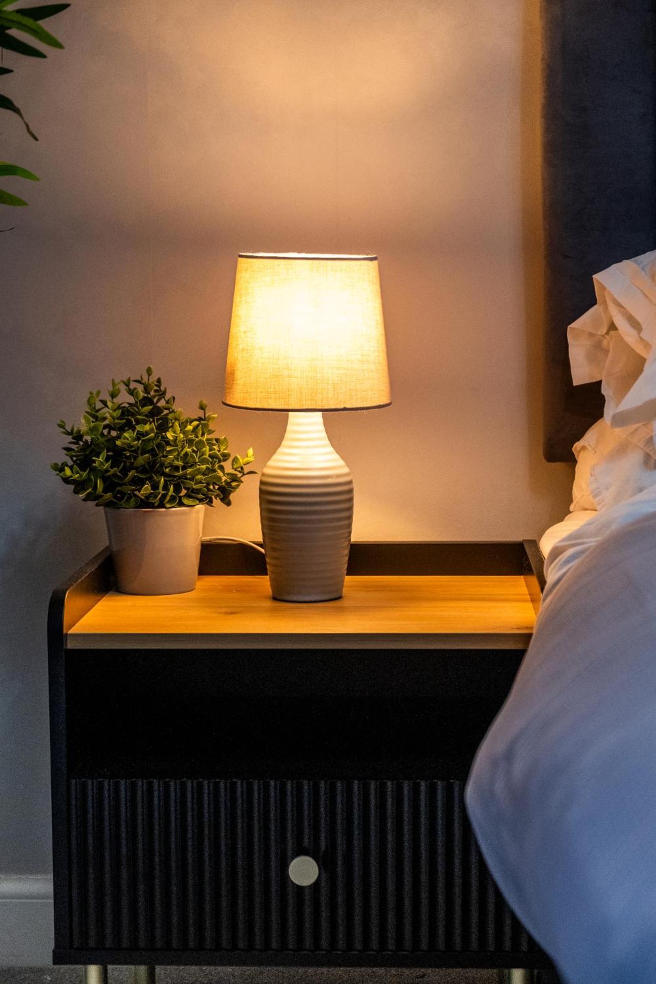 Chic Urban Haven - Luxurious City 2-bedroom Retreat With Top Amenities - Sleeps 6 Apartment *
