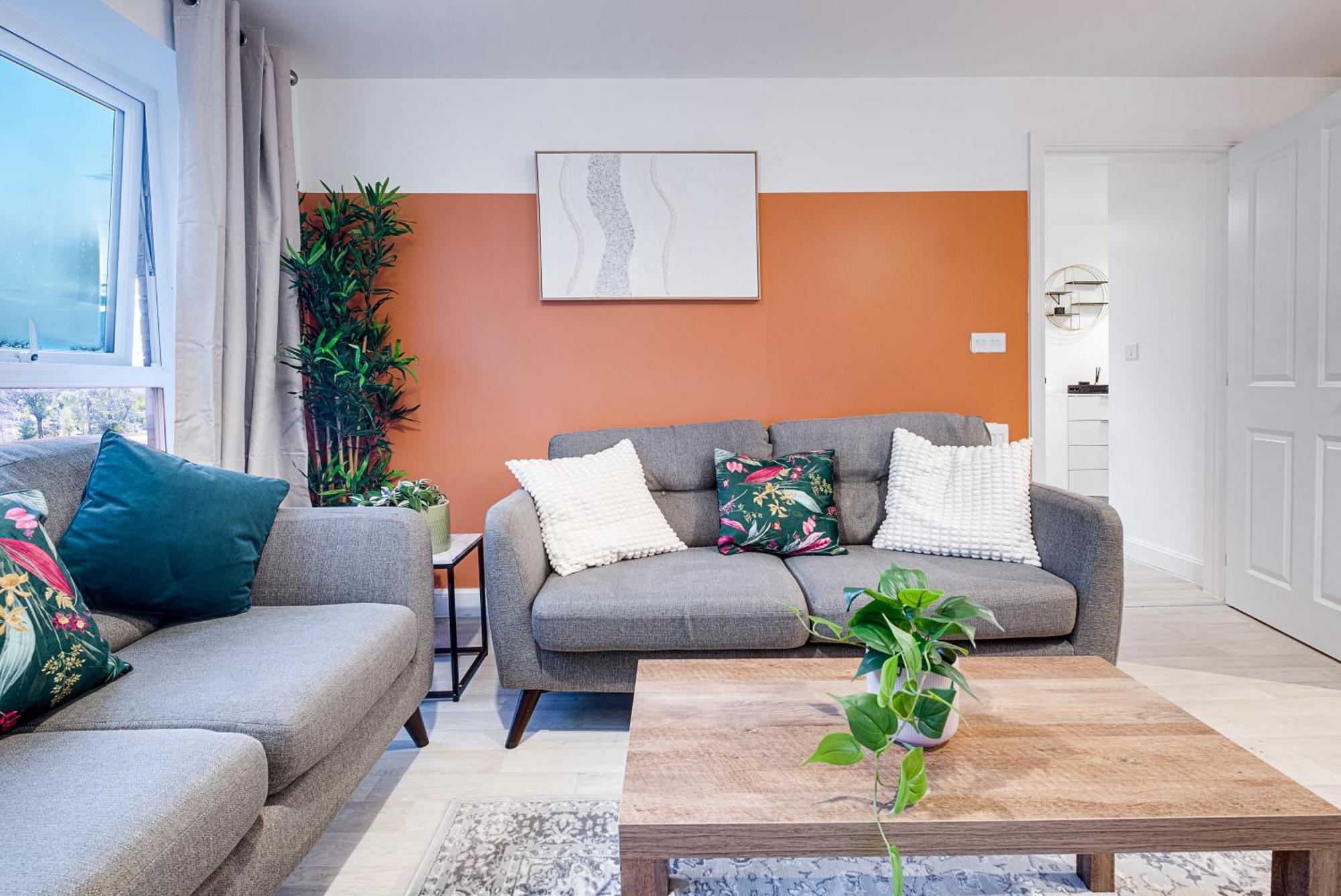 Apartment Chic Urban Haven - Luxurious City 2-bedroom Retreat With Top Amenities - Sleeps 6 *