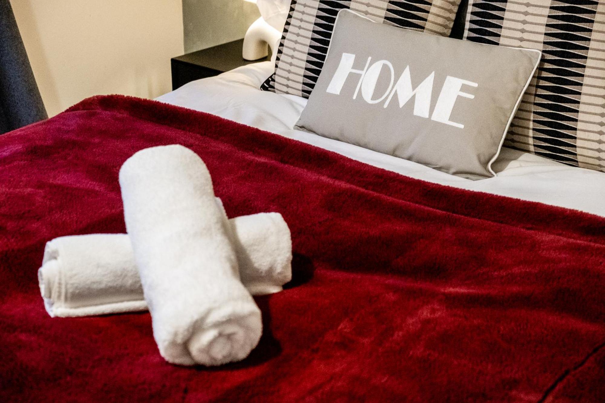 Chic Urban Haven - Luxurious City 2-bedroom Retreat With Top Amenities - Sleeps 6