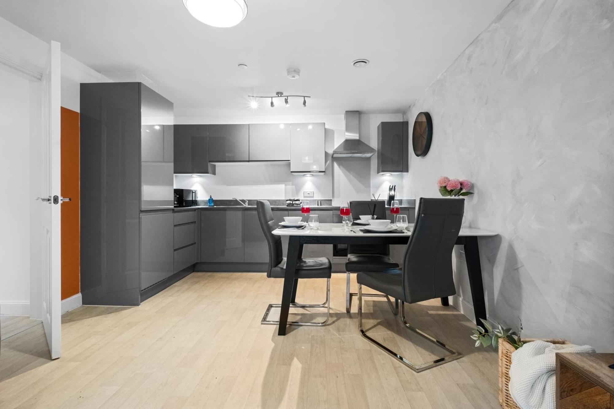 Apartment Chic Urban Haven - Luxurious City 2-bedroom Retreat With Top Amenities - Sleeps 6