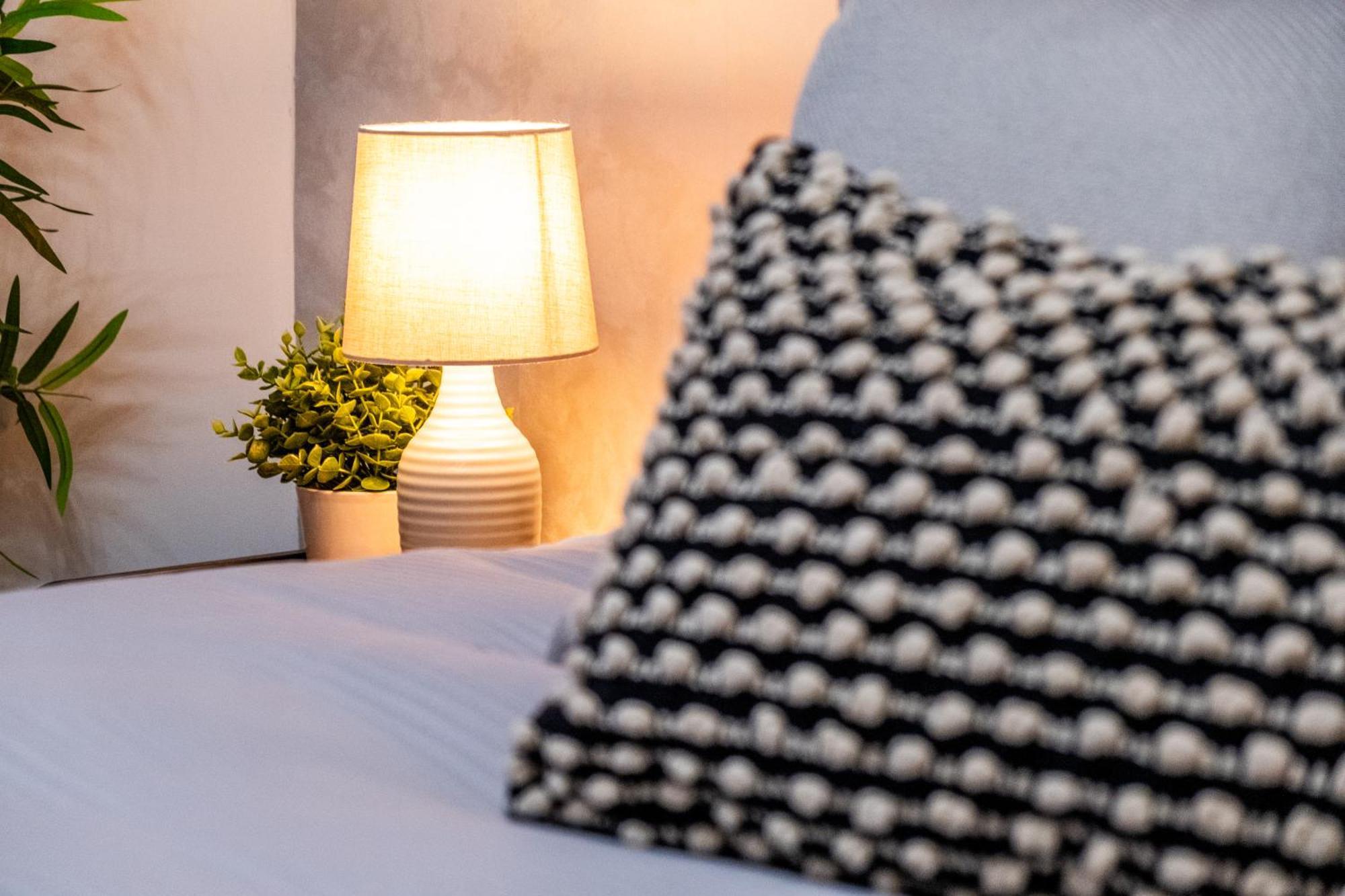 Chic Urban Haven - Luxurious City 2-bedroom Retreat With Top Amenities - Sleeps 6 Apartment *