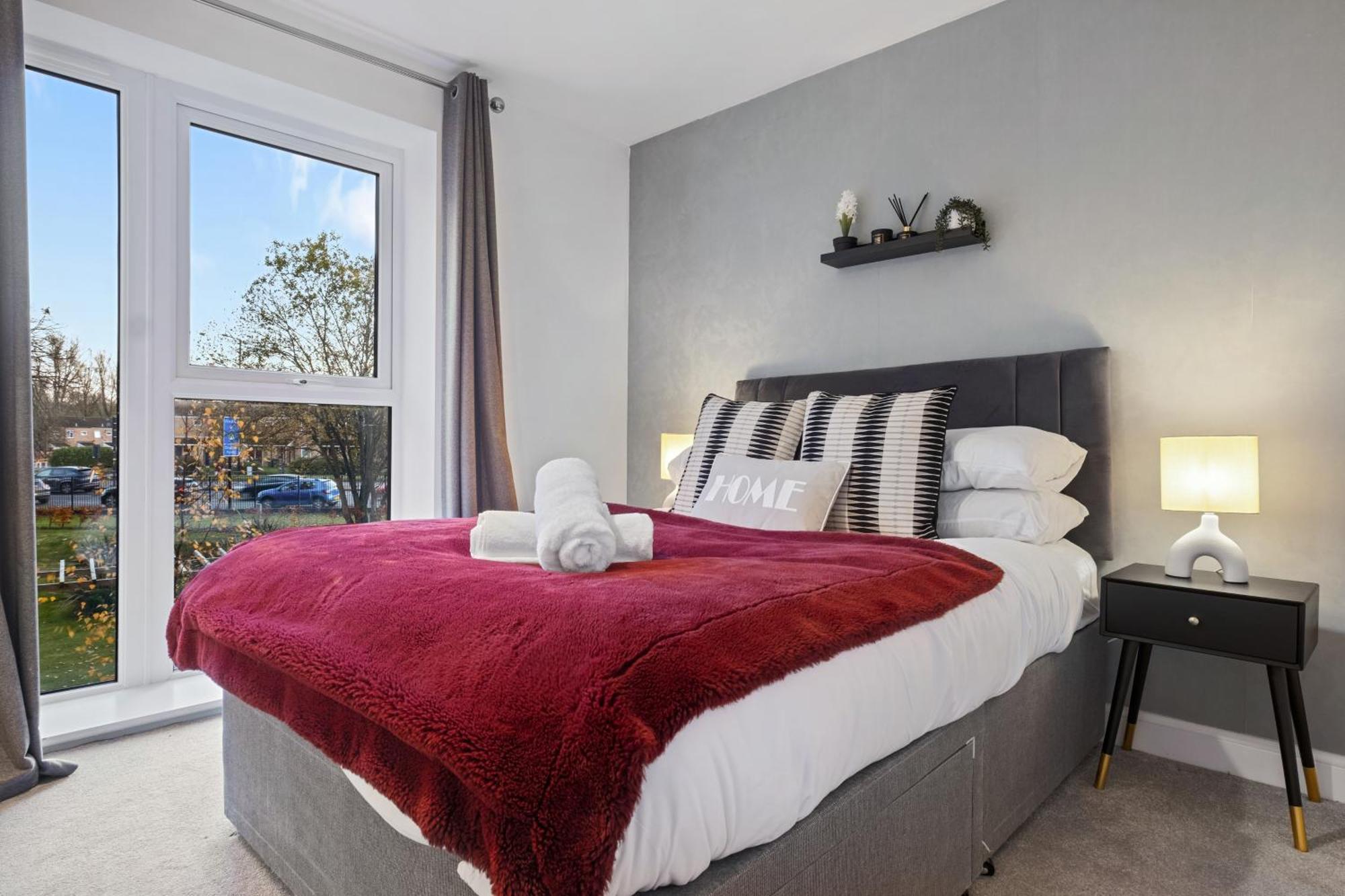 Chic Urban Haven - Luxurious City 2-bedroom Retreat With Top Amenities - Sleeps 6 Birmingham