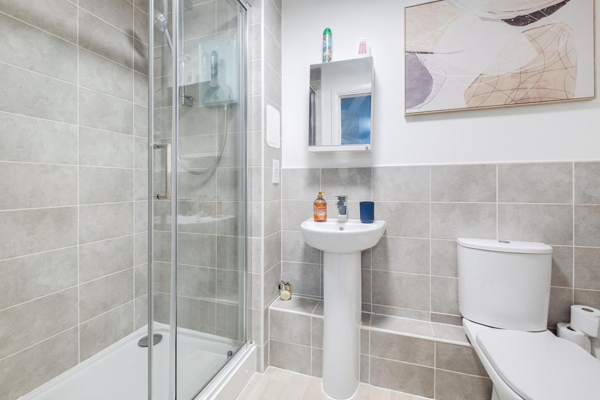 Chic Urban Haven - Luxurious City 2-bedroom Retreat With Top Amenities - Sleeps 6 *