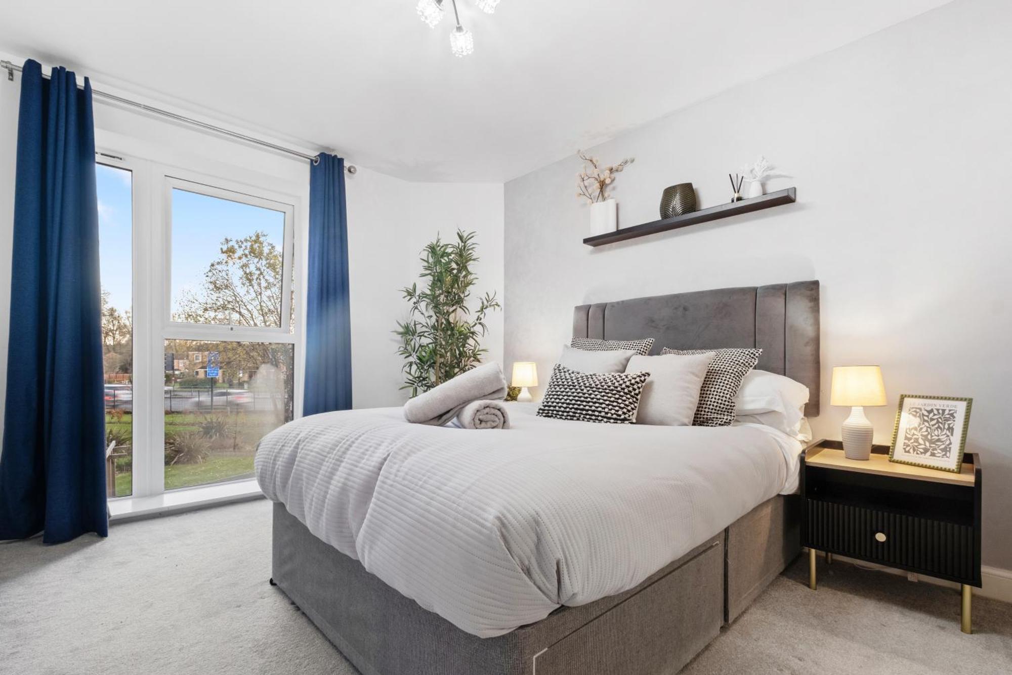 Apartment Chic Urban Haven - Luxurious City 2-bedroom Retreat With Top Amenities - Sleeps 6 *