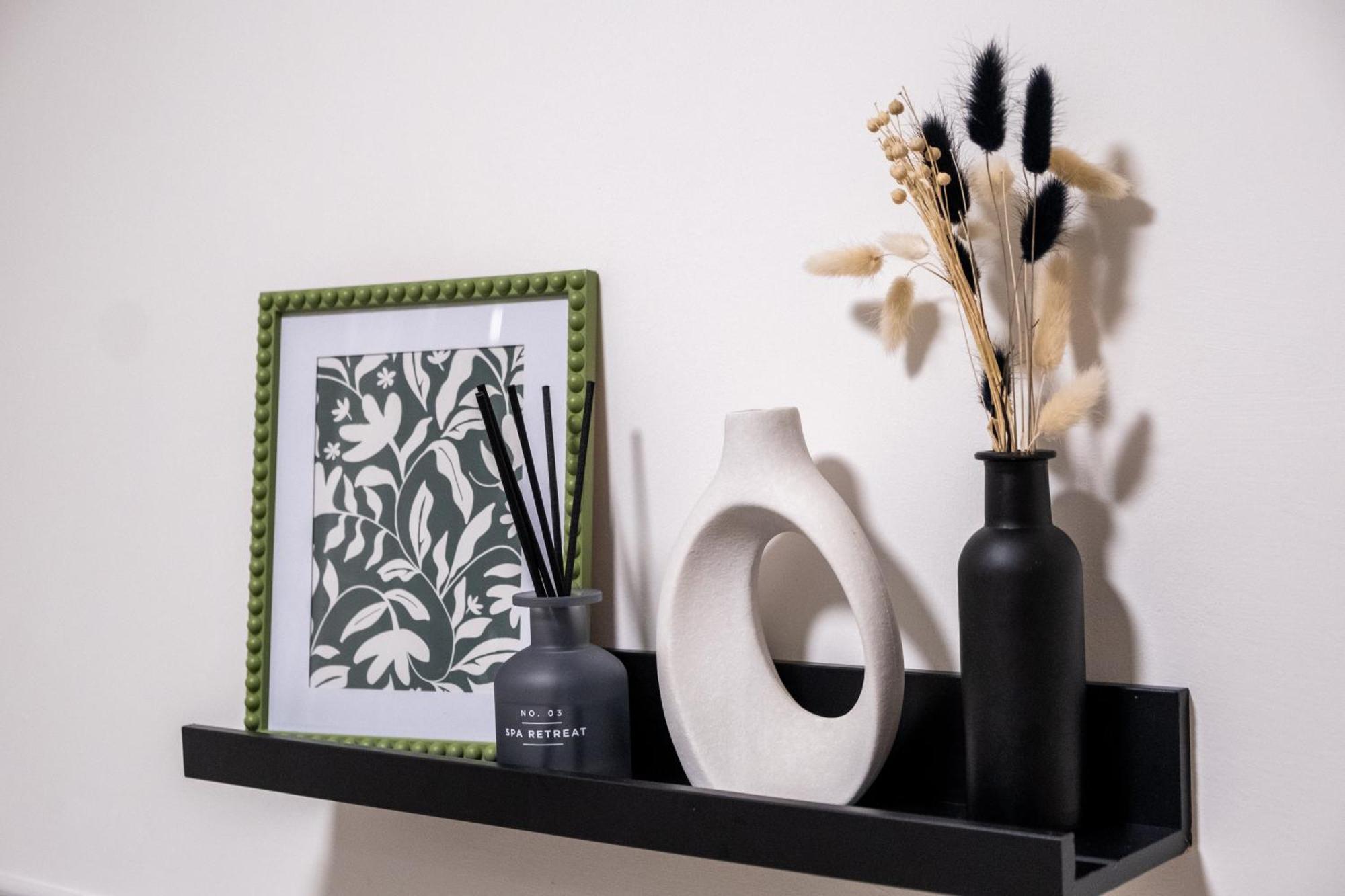 Apartment Chic Urban Haven - Luxurious City 2-bedroom Retreat With Top Amenities - Sleeps 6 *
