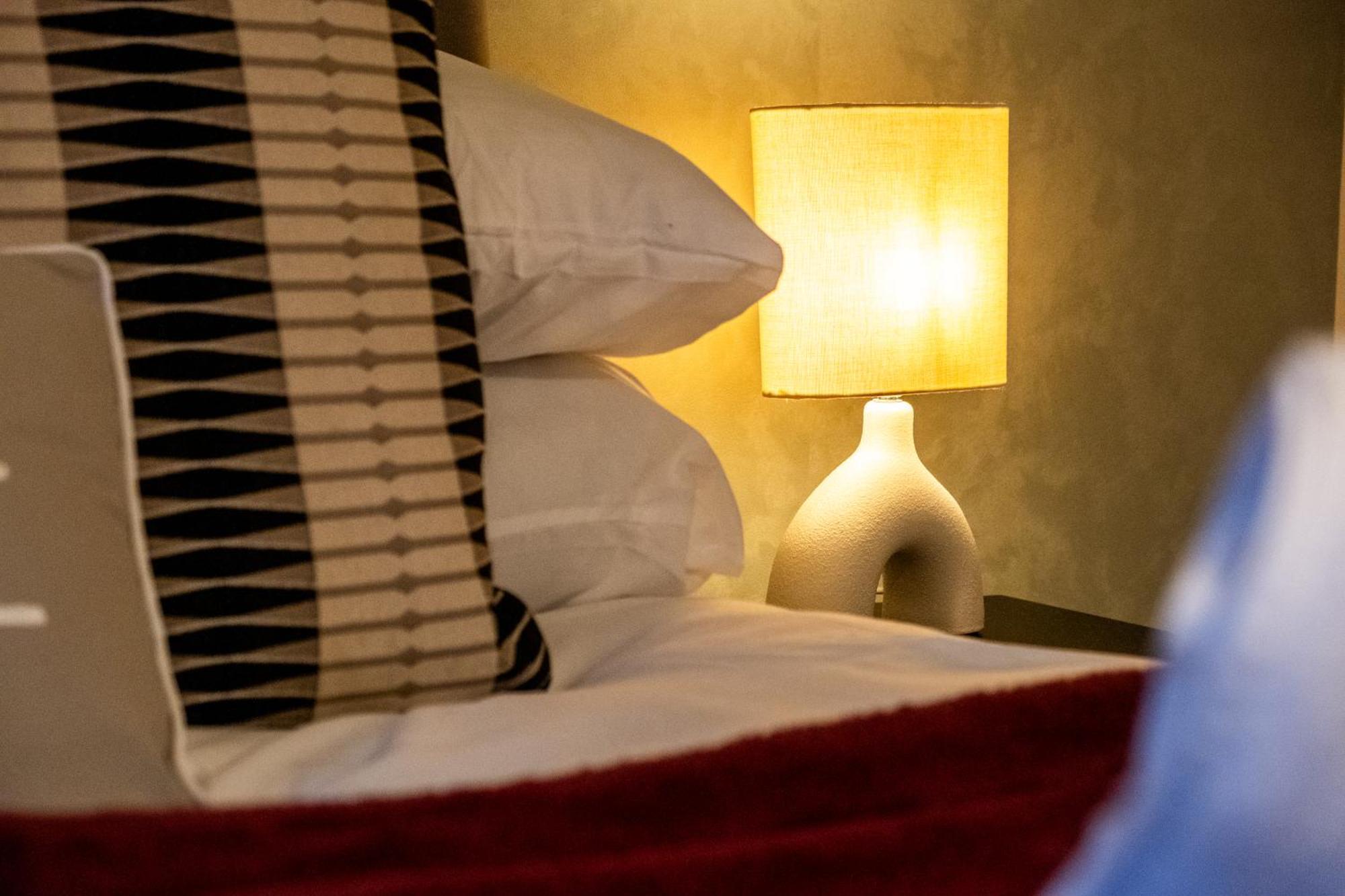 Chic Urban Haven - Luxurious City 2-bedroom Retreat With Top Amenities - Sleeps 6