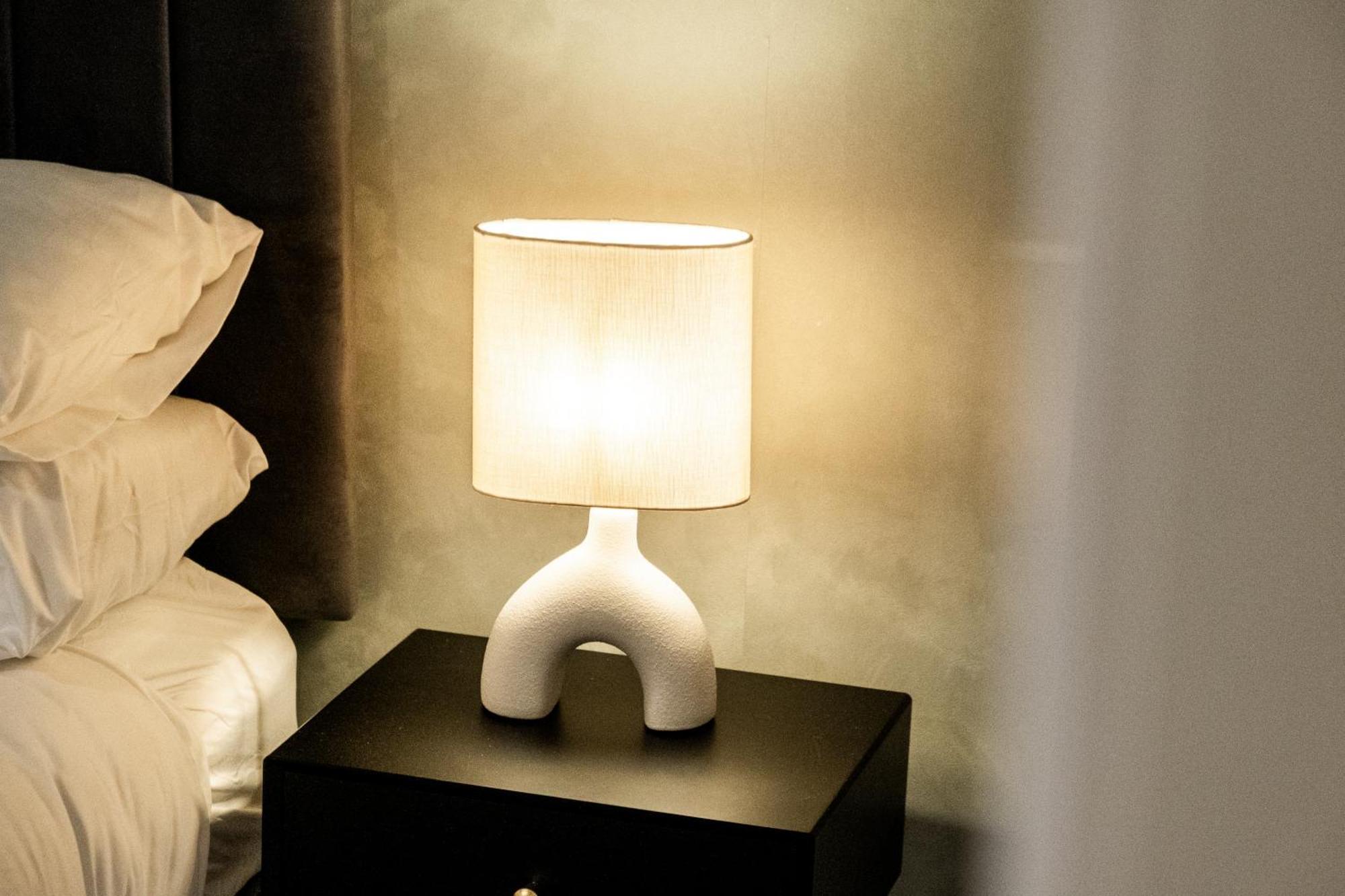 Chic Urban Haven - Luxurious City 2-bedroom Retreat With Top Amenities - Sleeps 6 Apartment