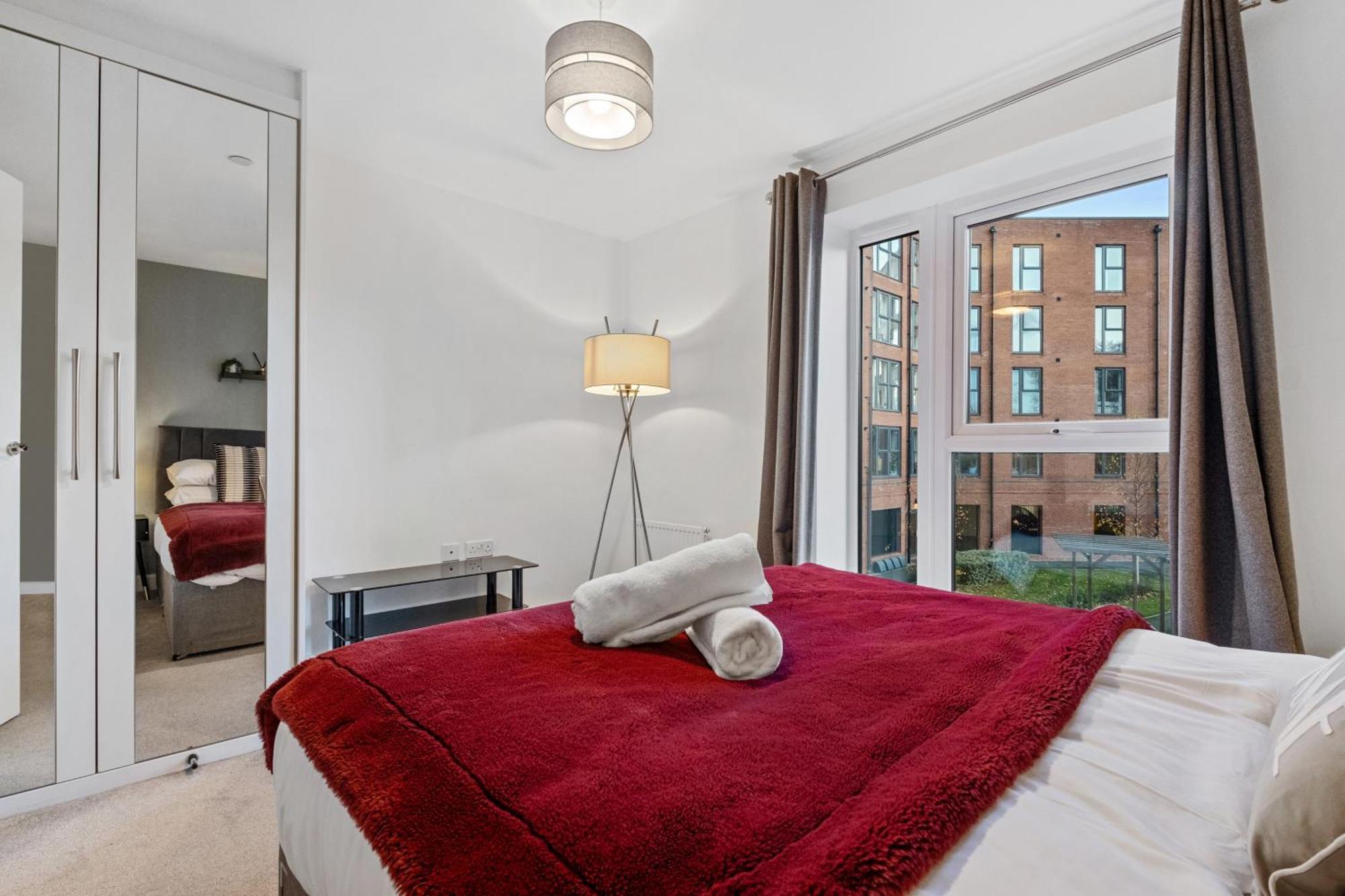 Apartment Chic Urban Haven - Luxurious City 2-bedroom Retreat With Top Amenities - Sleeps 6 *