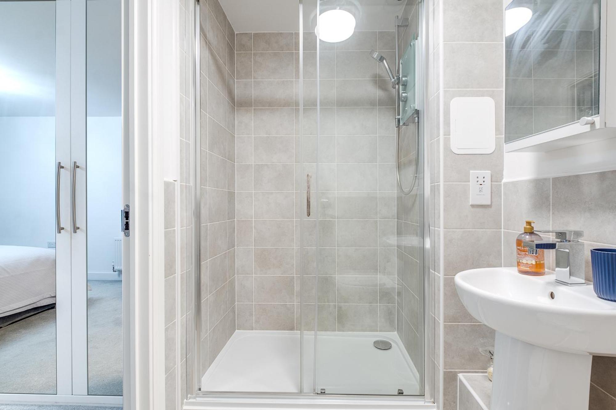 Chic Urban Haven - Luxurious City 2-bedroom Retreat With Top Amenities - Sleeps 6 Apartment *
