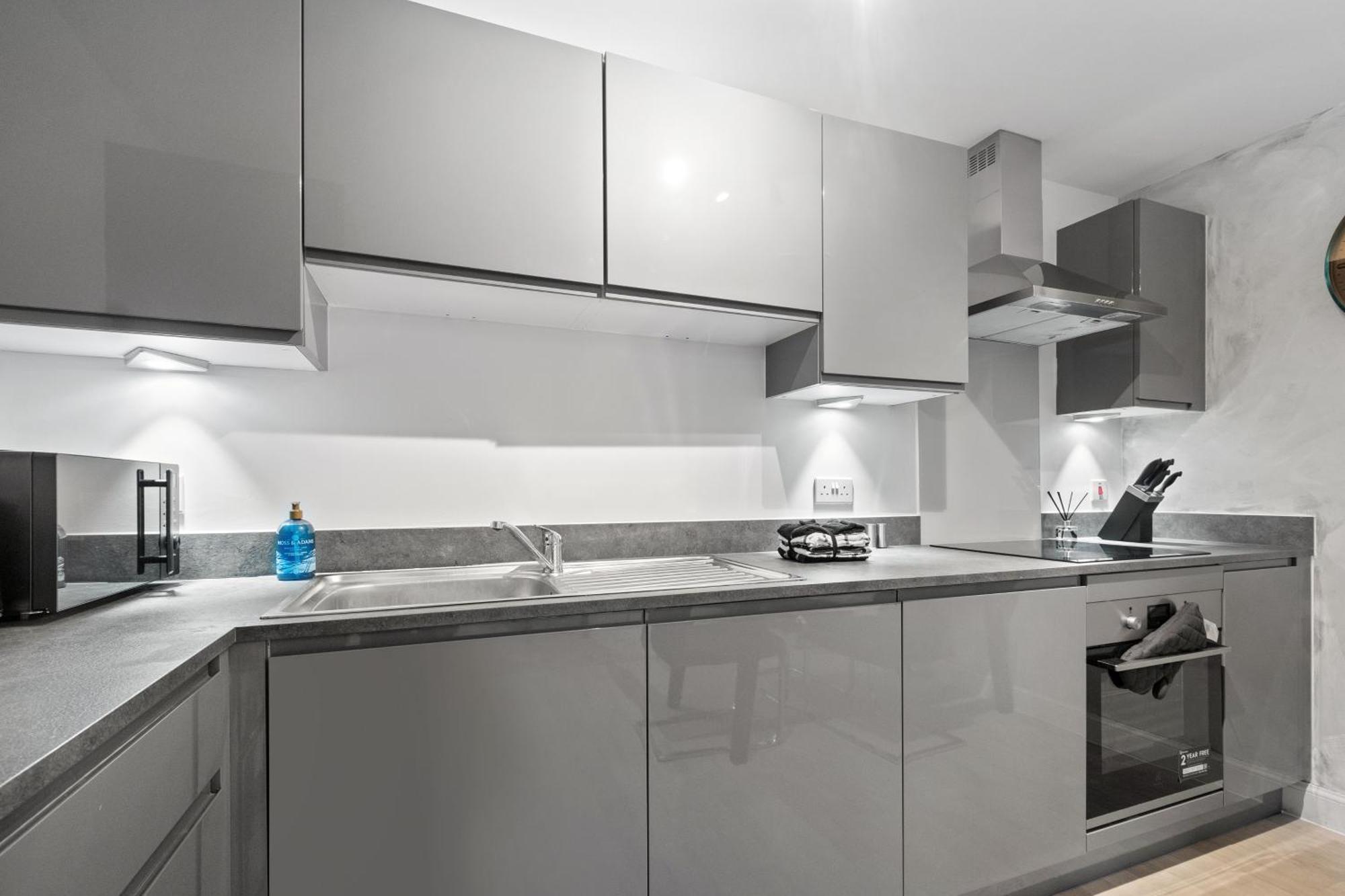 Apartment Chic Urban Haven - Luxurious City 2-bedroom Retreat With Top Amenities - Sleeps 6 *