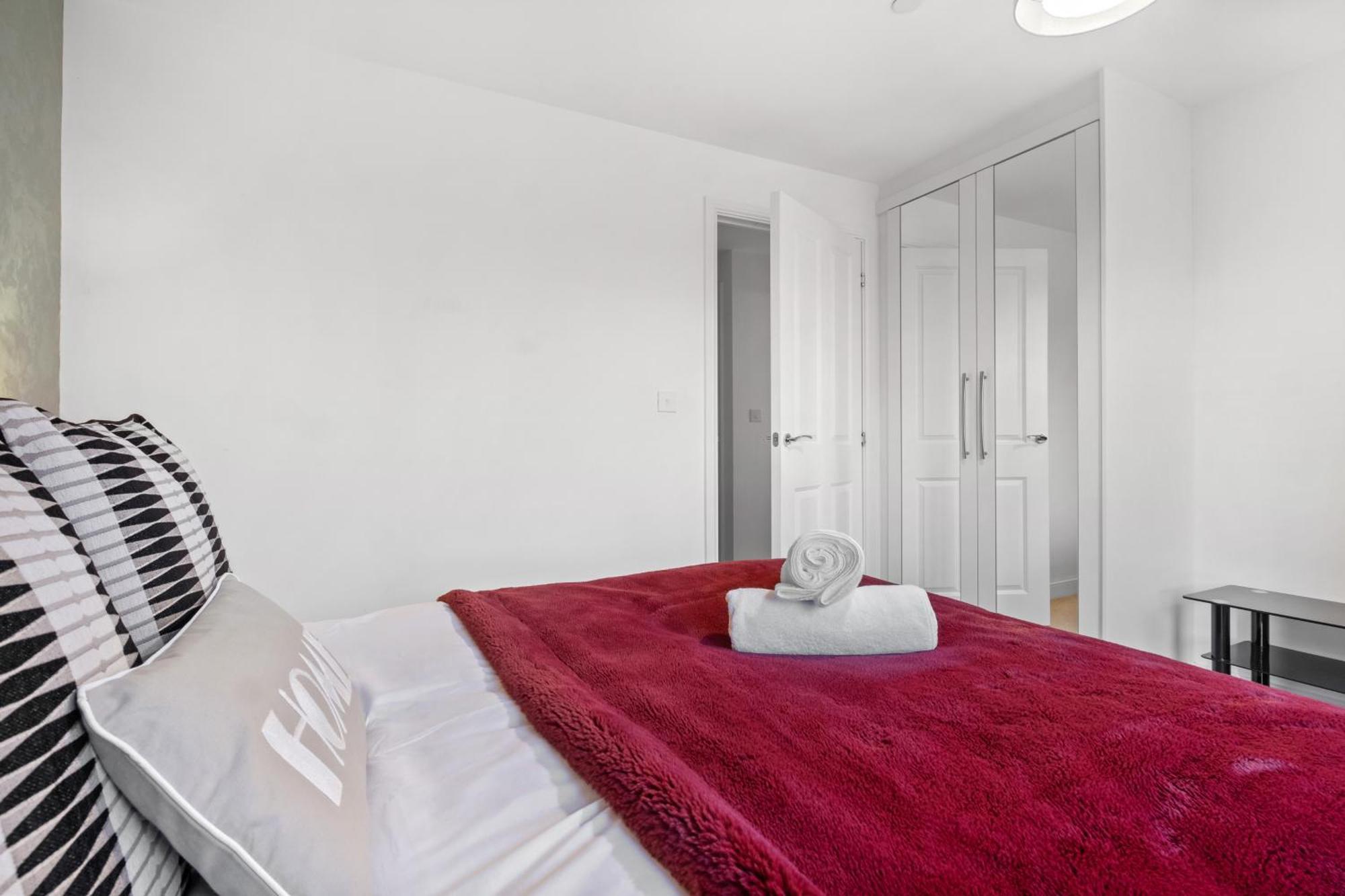 Apartment Chic Urban Haven - Luxurious City 2-bedroom Retreat With Top Amenities - Sleeps 6 *