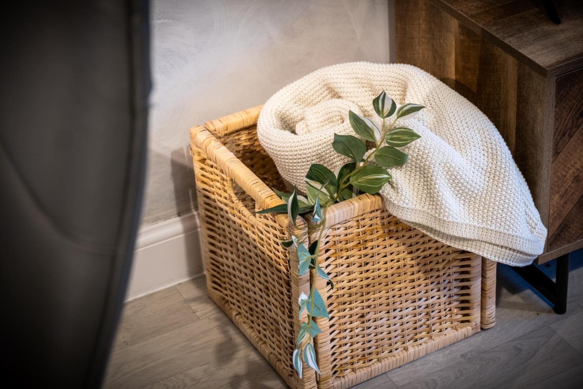 Chic Urban Haven - Luxurious City 2-bedroom Retreat With Top Amenities - Sleeps 6 *