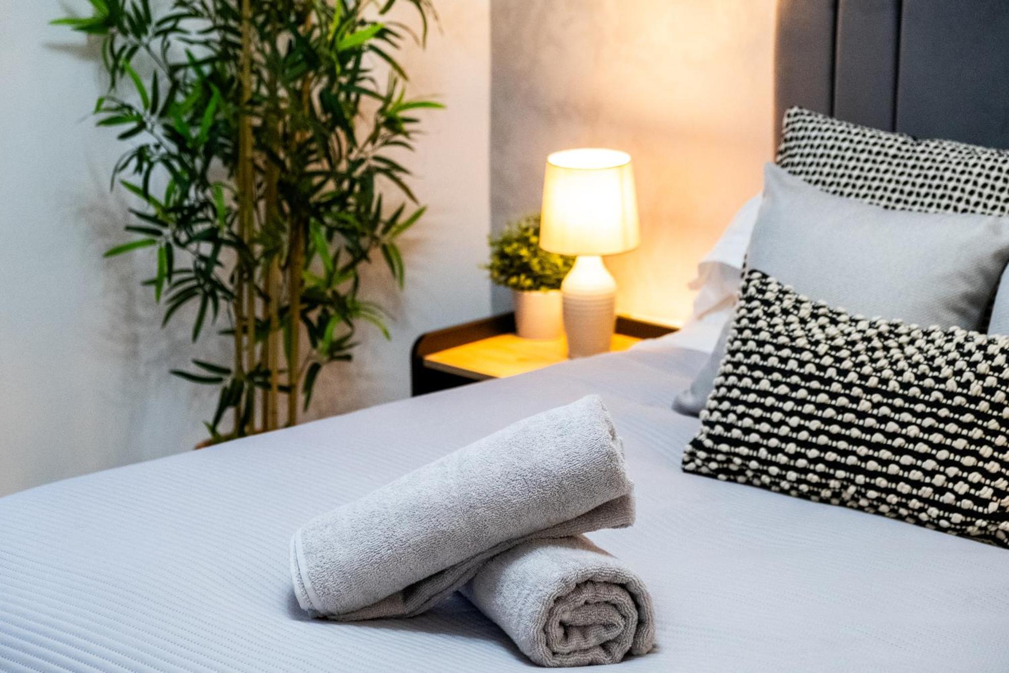 Chic Urban Haven - Luxurious City 2-bedroom Retreat With Top Amenities - Sleeps 6 *