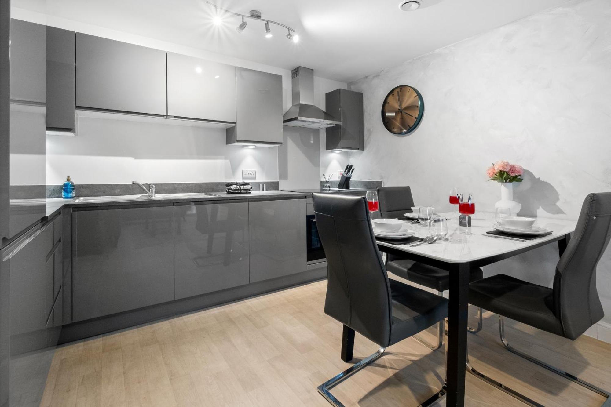 Chic Urban Haven - Luxurious City 2-bedroom Retreat With Top Amenities - Sleeps 6 * Birmingham