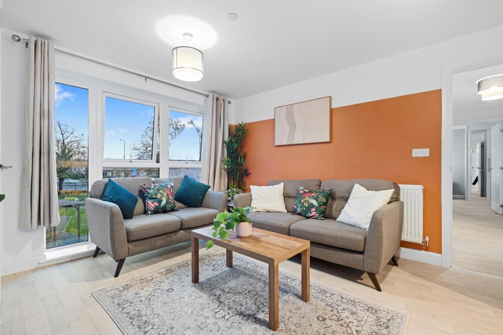 Apartment Chic Urban Haven - Luxurious City 2-bedroom Retreat With Top Amenities - Sleeps 6