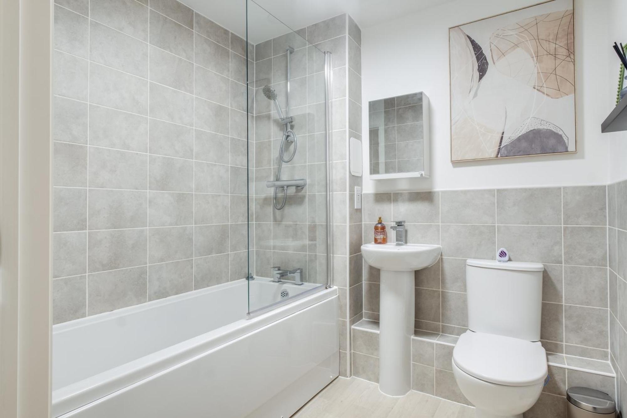 Chic Urban Haven - Luxurious City 2-bedroom Retreat With Top Amenities - Sleeps 6 *